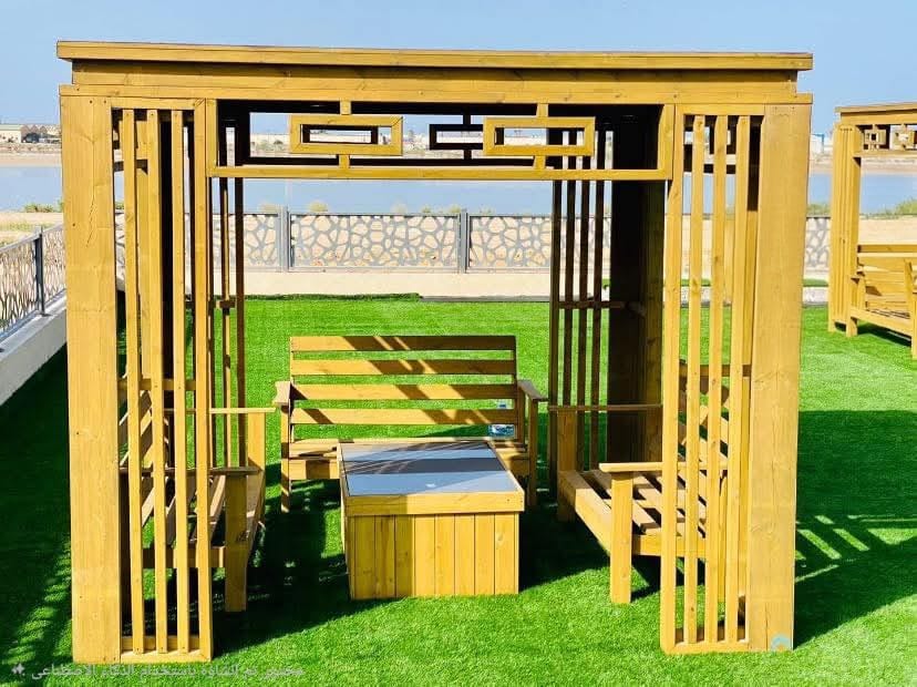 كنب ومقاعد خشبية